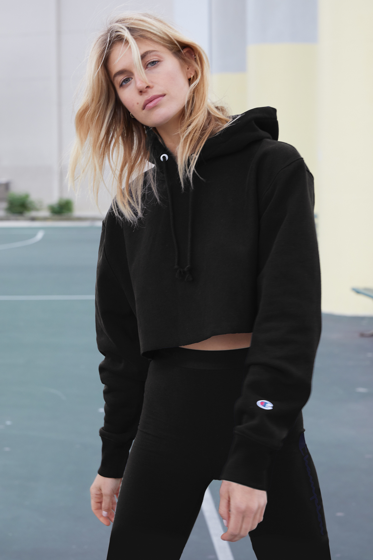 Cropped black champion hoodie deals